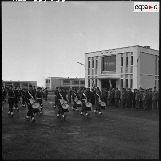 Air de France. Cérémonie militaire à l'école annexe des Transmissions d'AFN.