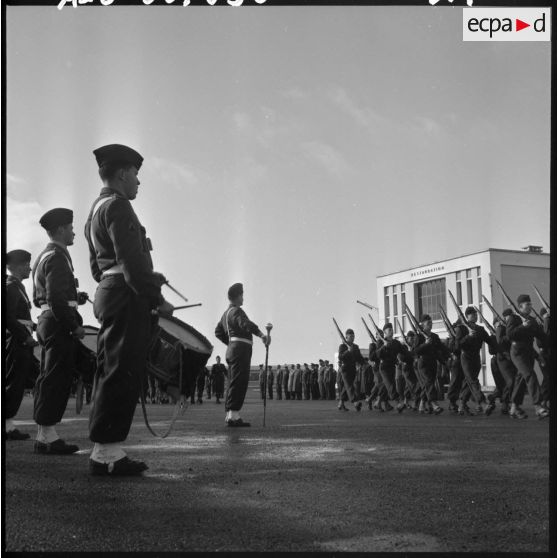 Air de France. Cérémonie militaire à l'école annexe des Transmissions d'AFN.