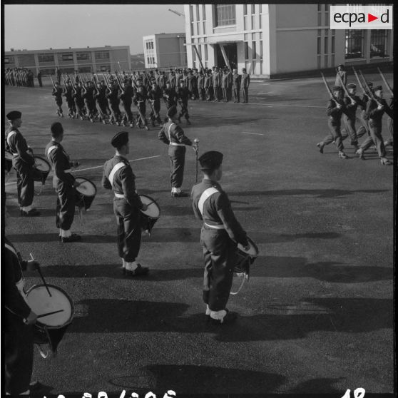 Air de France. Cérémonie militaire à l'école annexe des Transmissions d'AFN.