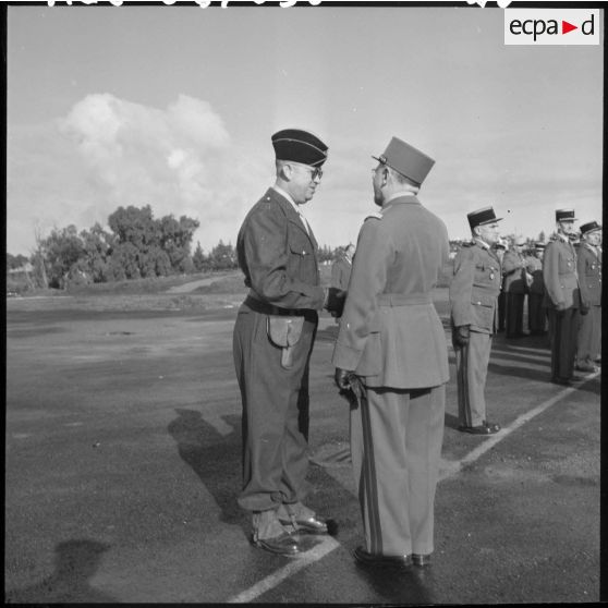 Air de France. Cérémonie militaire à l'école annexe des Transmissions d'AFN.