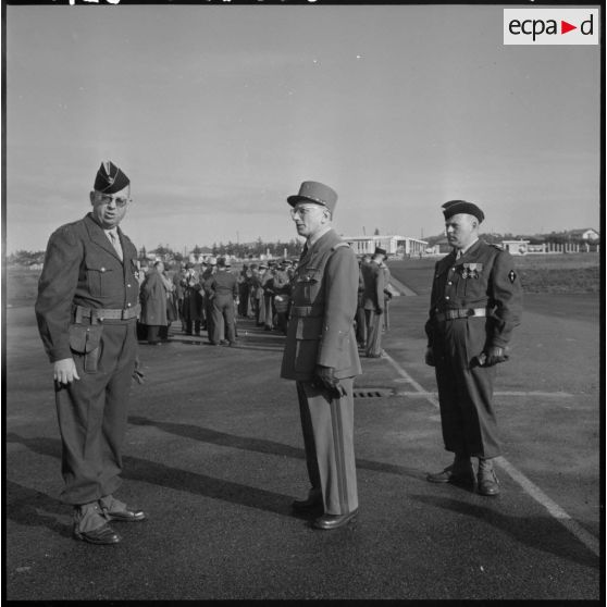 Air de France. Autorités militaires à l'école annexe des Transmissions.