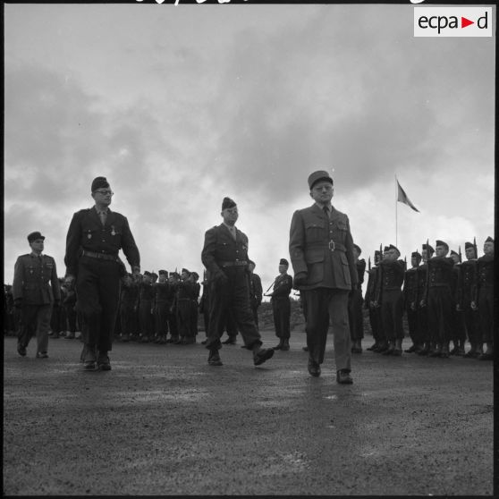 Air de France. Prise d'armes à l'école annexe des Transmissions d'AFN.
