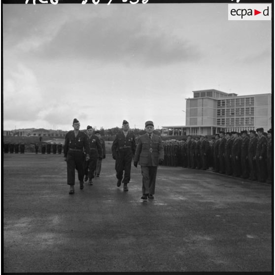 Air de France. Prise d'armes à l'école annexe des Transmissions d'AFN.