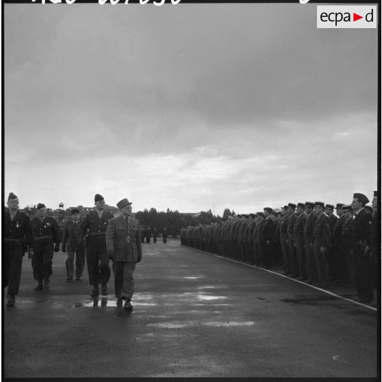 Air de France. Prise d'armes à l'école annexe des Transmissions d'AFN.