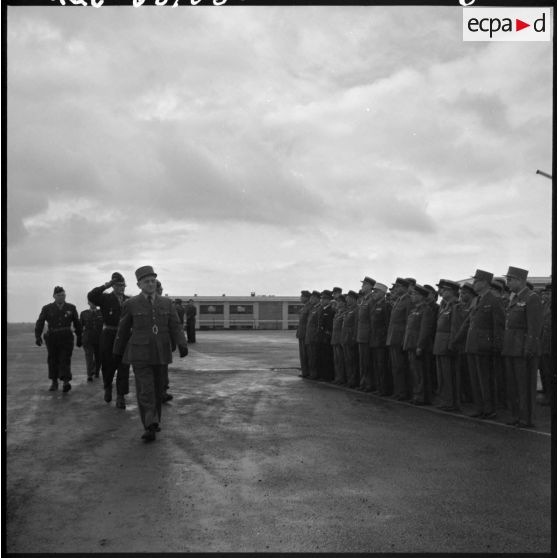 Air de France. Prise d'armes à l'école annexe des Transmissions d'AFN.