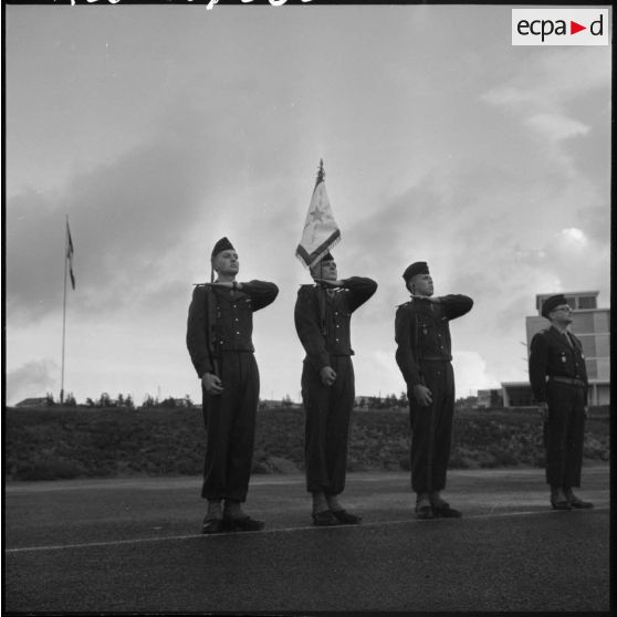 Air de France. Prise d'armes à l'école annexe des Transmissions d'AFN.