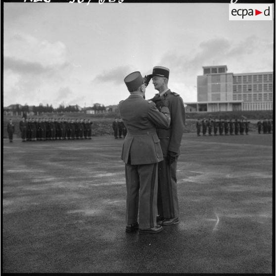 Air de France. Remise de décorations à l'école annexe des Transmissions d'AFN.