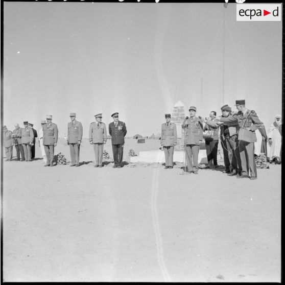 Hassi Saka. Cérémonie militaire.