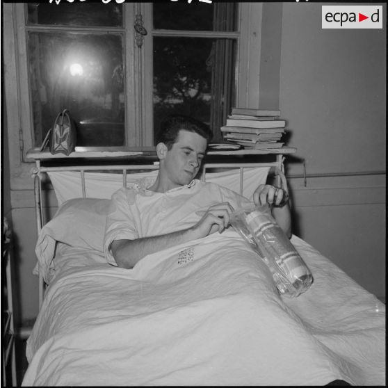 Alger, Hôpital Maillot. Distribution de linge aux blessés.