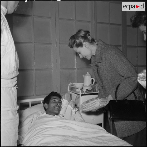 Alger, Hôpital Maillot. Visite de madame Salan.