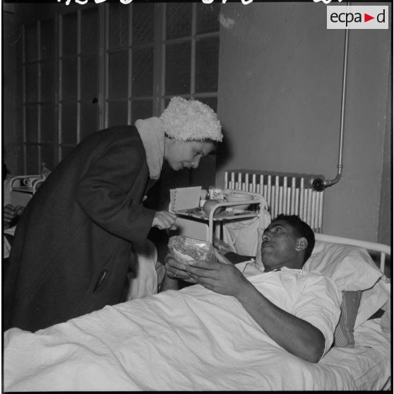 Alger, Hôpital Maillot. Distribution de linge aux blessés.