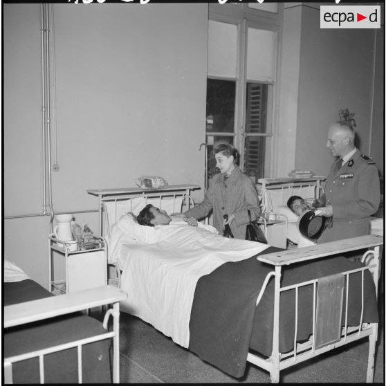 Alger, Hôpital Maillot. Visite de madame Salan.