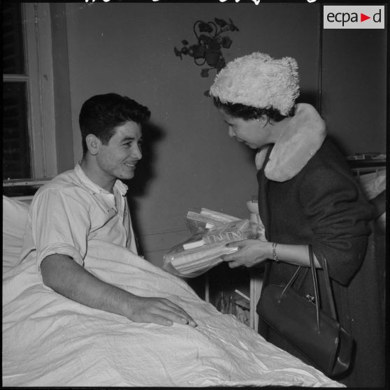 Alger, Hôpital Maillot. Visite aux blessés.