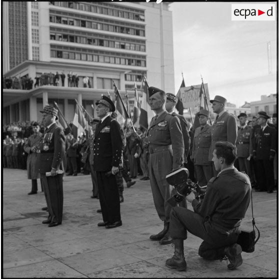 Alger. Cérémonie pour le départ du général Salan.