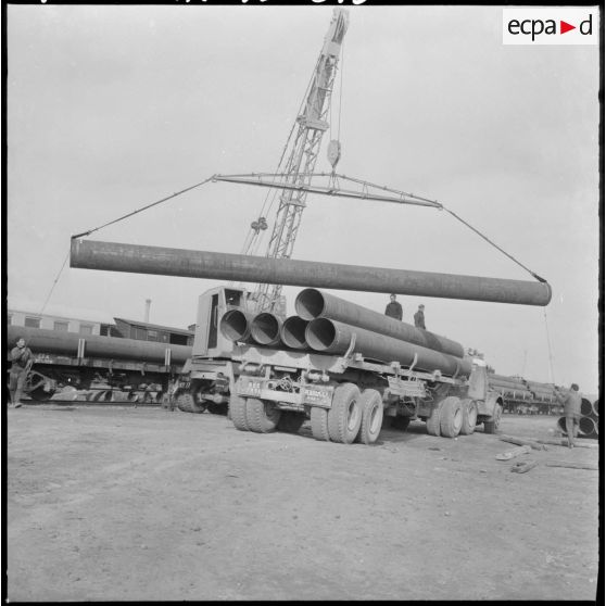 Construction d'un oléoduc entre Hassi Messaoud et Bougie.