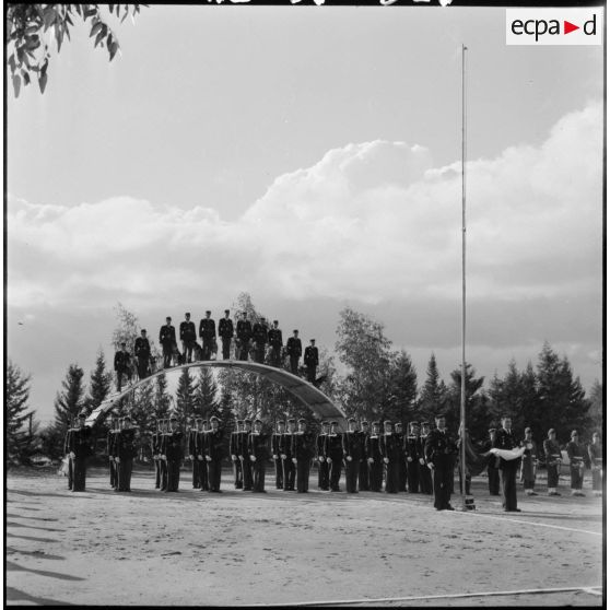 Camp de Beni Messous. Remise de la médaille de la Gendarmerie au chien Gamin