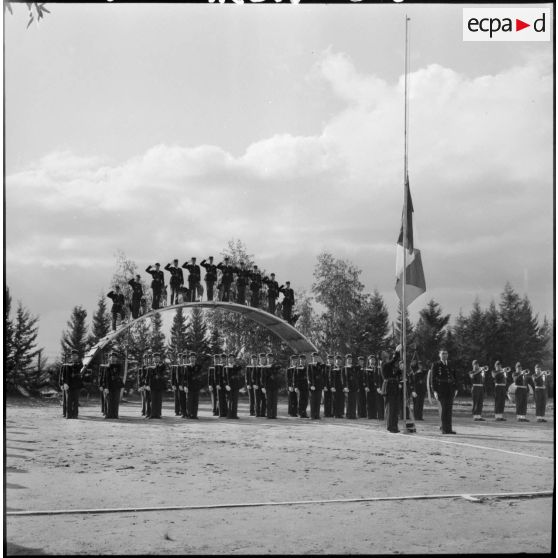 Camp de Beni Messous. Remise de la médaille de la Gendarmerie au chien Gamin