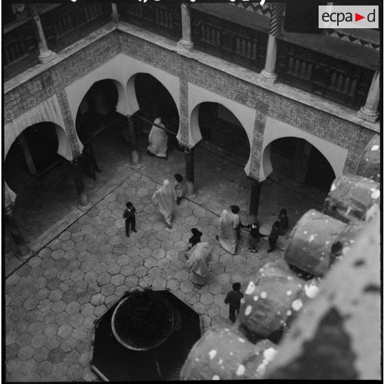 Distribution de cadeaux à des enfants pour Noël.