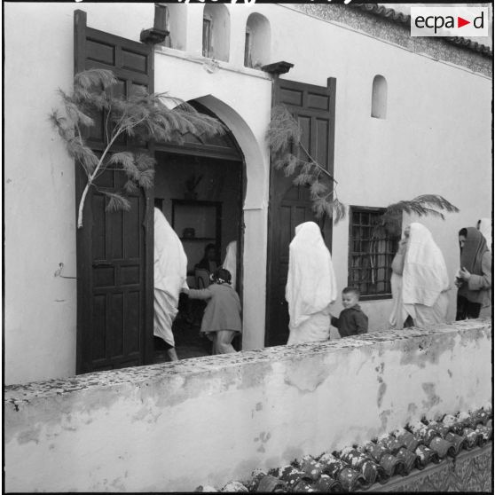 Distribution de cadeaux à des enfants pour Noël.