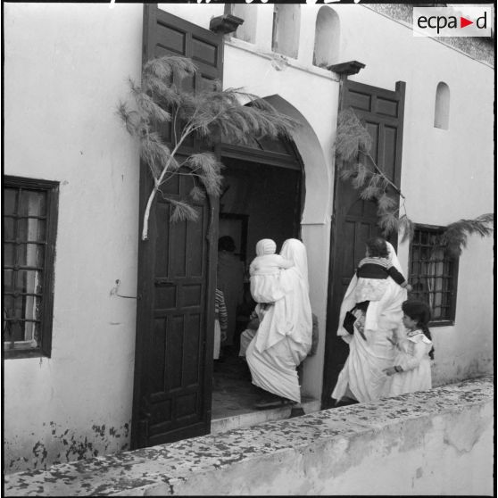 Distribution de cadeaux à des enfants pour Noël.