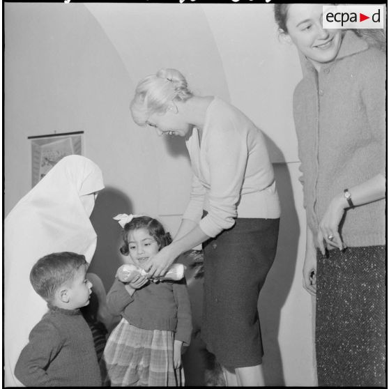 Distribution de cadeaux à des enfants pour Noël.