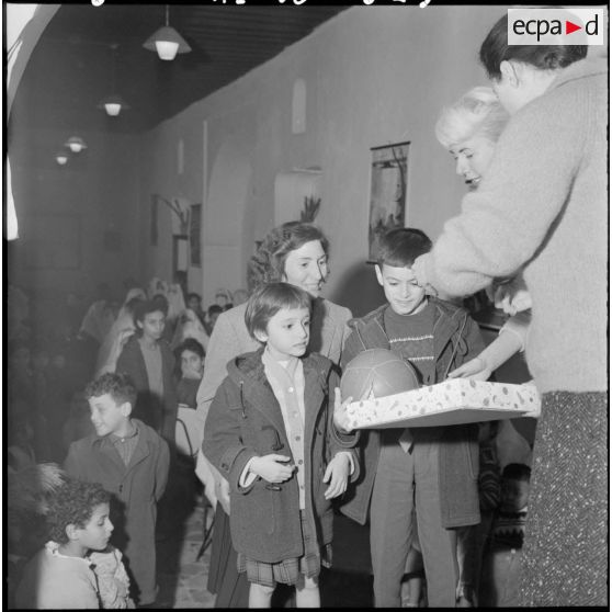 Distribution de cadeaux à des enfants pour Noël.