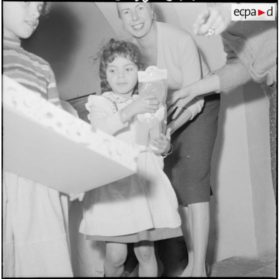 Distribution de cadeaux à des enfants pour Noël.