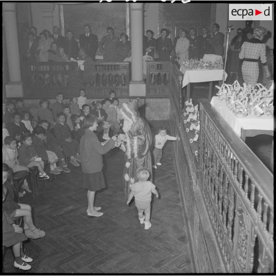 Arbre de Noël et remise de cadeaux à de nombreux enfants.