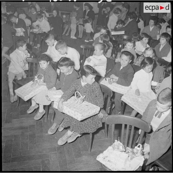 Arbre de Noël et remise de cadeaux à de nombreux enfants.