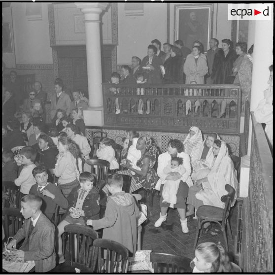 Arbre de Noël et remise de cadeaux à de nombreux enfants.