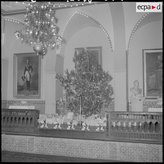 Arbre de Noël et remise de cadeaux à de nombreux enfants.