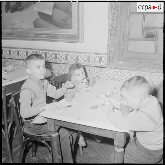 Arbre de Noël et remise de cadeaux à de nombreux enfants.