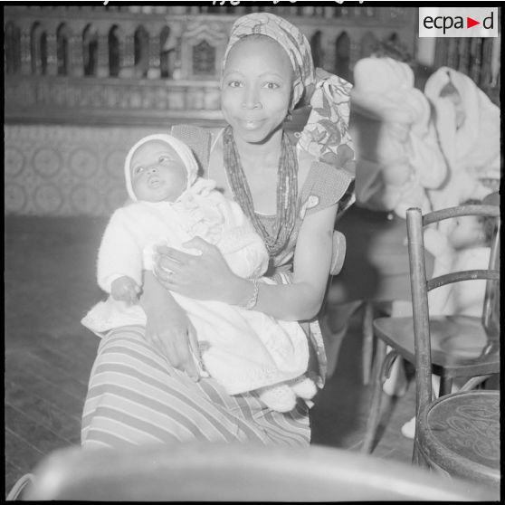 Arbre de Noël et remise de cadeaux à de nombreux enfants.