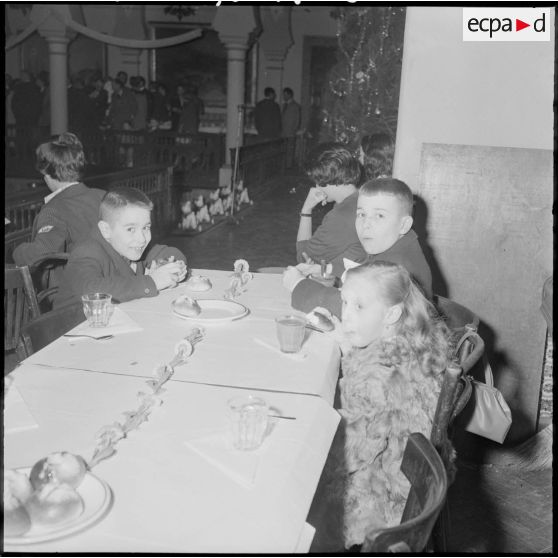Arbre de Noël et remise de cadeaux à de nombreux enfants.