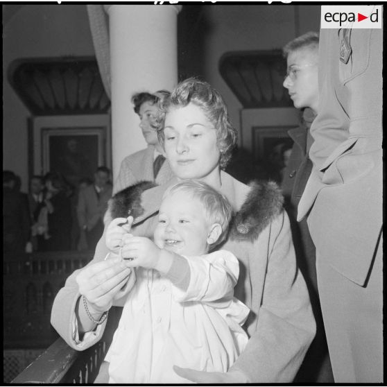 Arbre de Noël et remise de cadeaux à de nombreux enfants.