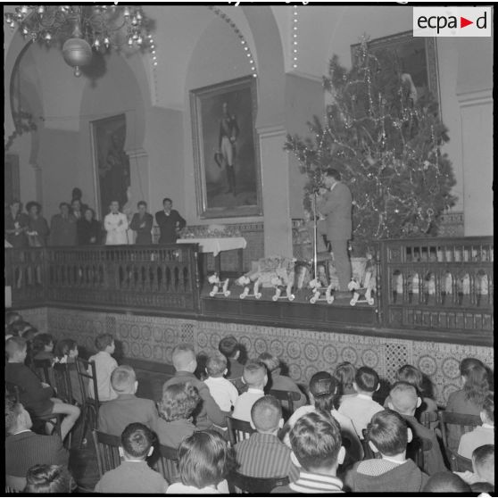 Arbre de Noël et remise de cadeaux à de nombreux enfants.