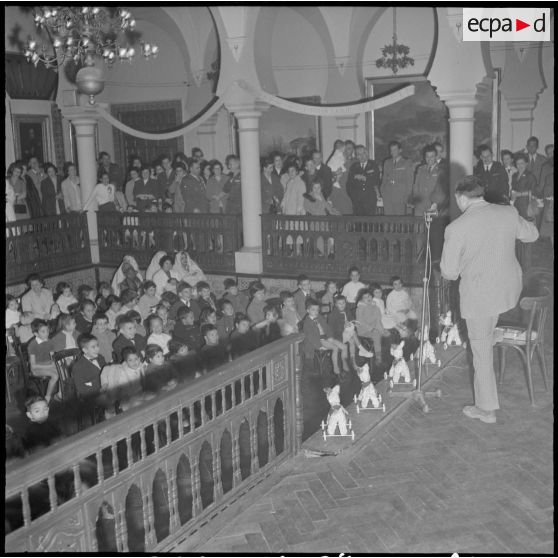 Arbre de Noël et remise de cadeaux à de nombreux enfants.