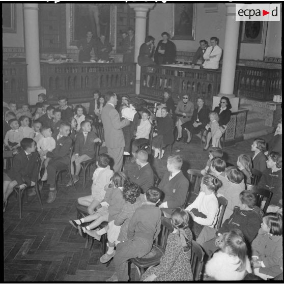 Arbre de Noël et remise de cadeaux à de nombreux enfants.