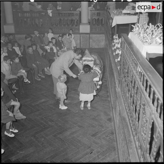 Arbre de Noël et remise de cadeaux à de nombreux enfants.