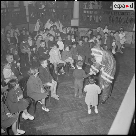 Arbre de Noël et remise de cadeaux à de nombreux enfants.