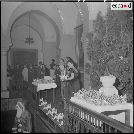 Arbre de Noël et remise de cadeaux à de nombreux enfants.