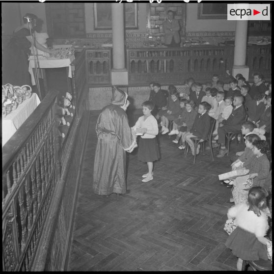 Arbre de Noël et remise de cadeaux à de nombreux enfants.
