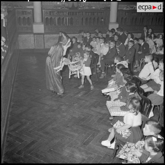 Arbre de Noël et remise de cadeaux à de nombreux enfants.