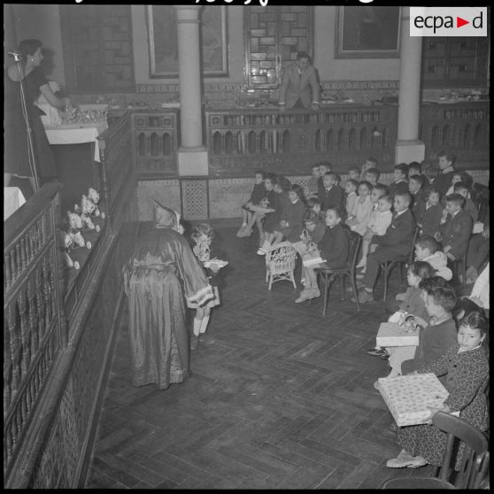 Arbre de Noël et remise de cadeaux à de nombreux enfants.