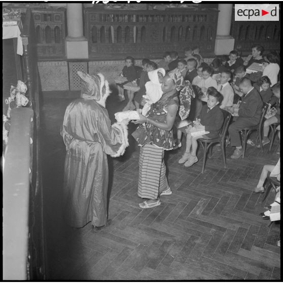 Arbre de Noël et remise de cadeaux à de nombreux enfants.