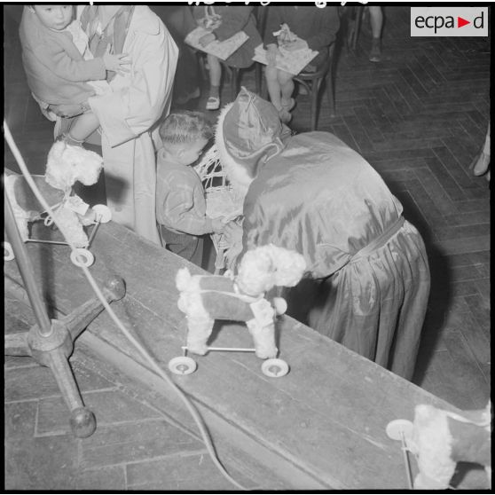 Arbre de Noël et remise de cadeaux à de nombreux enfants.