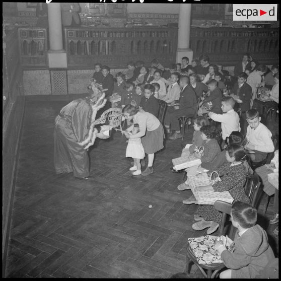 Arbre de Noël et remise de cadeaux à de nombreux enfants.