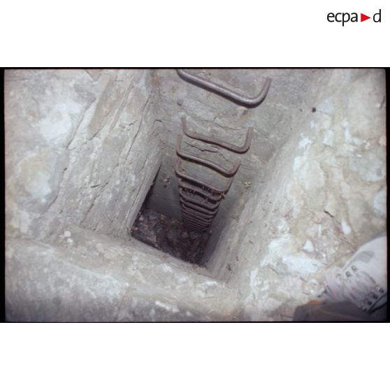 Soute à munitions extérieure de la Colle Noire. Puits d'accès à la soute. [légende d'origine]