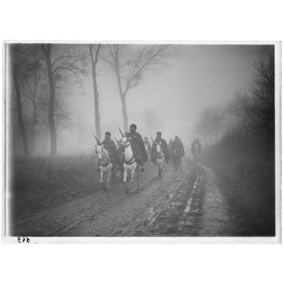 [Spahis en reconnaissance dans le brouillard.]