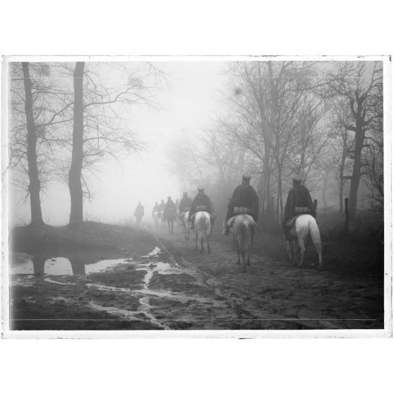 [Spahis en reconnaissance dans le brouillard.]